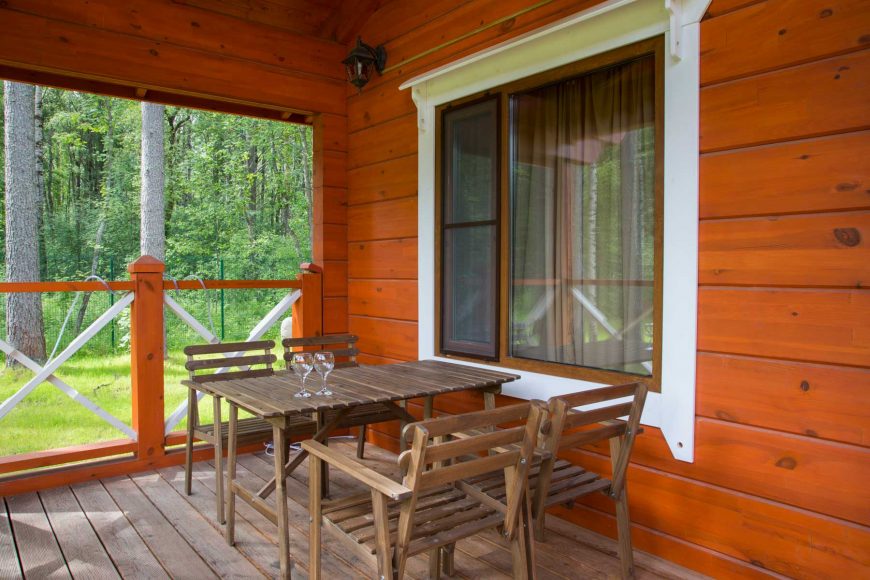 Casette in legno con veranda: eleganza al tuo giardino