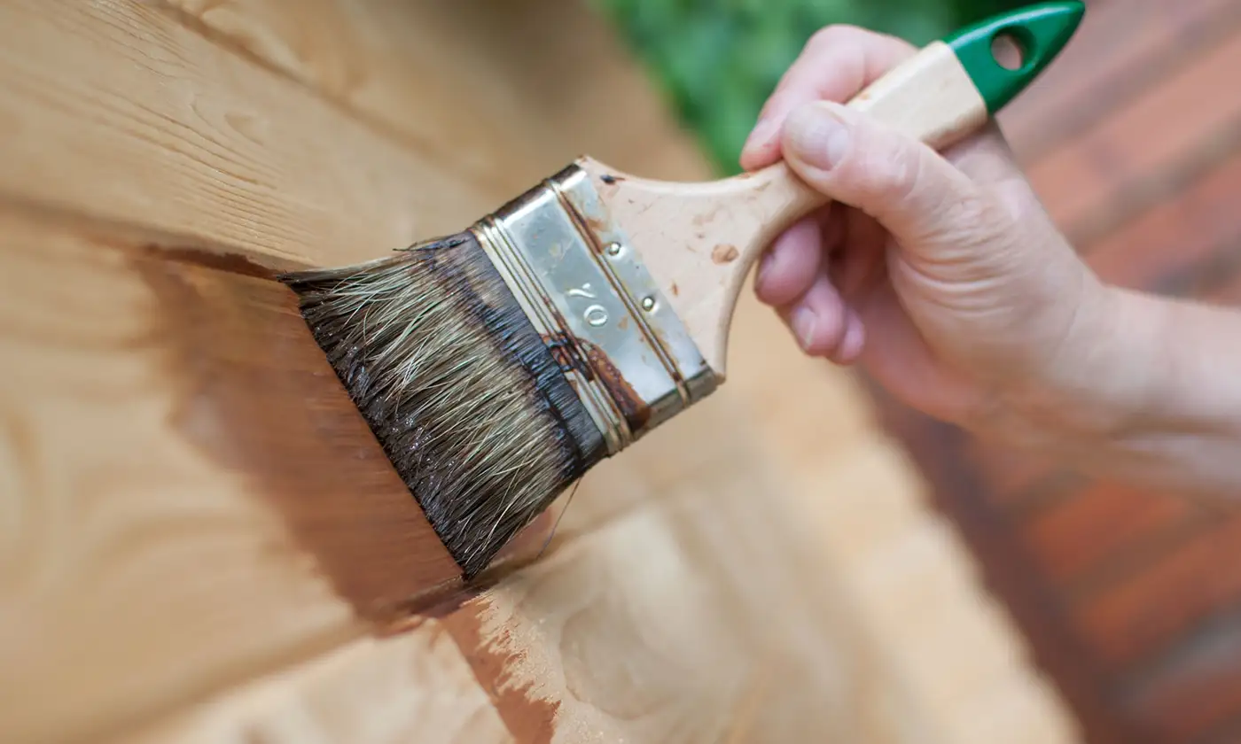 manutenzione di una casetta in legno